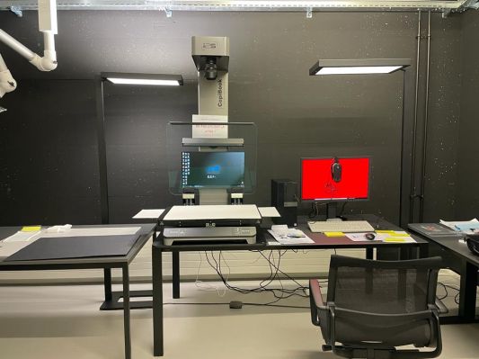 Scanner pour les livres, les archives papier et autres documents dans le laboratoire numérique du Département Non-Film au Centre de recherche et d'archivage de Penthaz