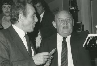 René Favre et Peter Bächlin (avec le "Livre d'Or" de la Cinémathèque suisse dans sa main gauche) lors de la soirée d'inauguration du nouveau siège de la Cinémathèque suisse au Casino de Montbenon, le 19 octobre 1981
