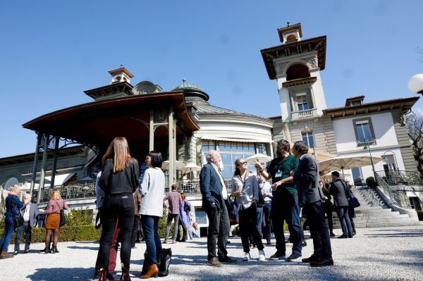 Pause-café devant le Casino de Montbenon lors du 2ème jour du 75e congrès de la FIAF à Lausanne, 8 avril 2019