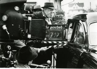 Michel Simon pendant le tournage du film "Es geschah am hellichten Tag" (Ladislao Vajda, 1958)