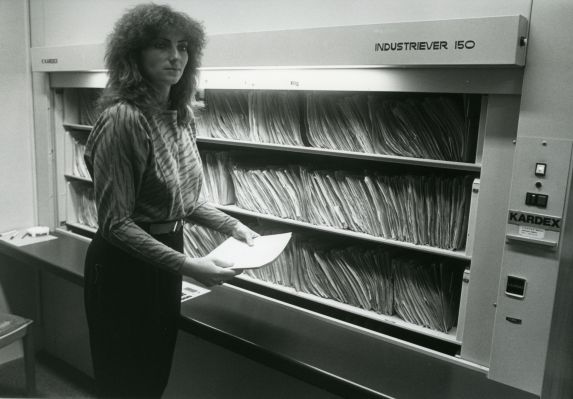 Nadia Roch dans la Bibliothèque de la Cinémathèque suisse à Montbenon dans les années 1990