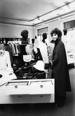 Audrey Hepburn choisit à Paris ses robes pour présider la cérémonie des Oscars à Hollywood, 19 février 1976. Photo par Serge Foucault (Le Figaro/Diffusion Gamma)