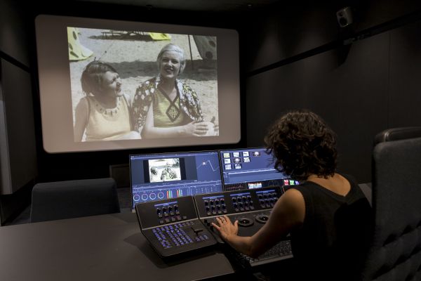 La Cinémathèque suisse est désormais dotée de tous les outils et infrastructures - scanners image et son, salles d'étalonnage, studio son, nodal vidéo, laboratoire numérique Non-Film - permettant de numériser ses collections.